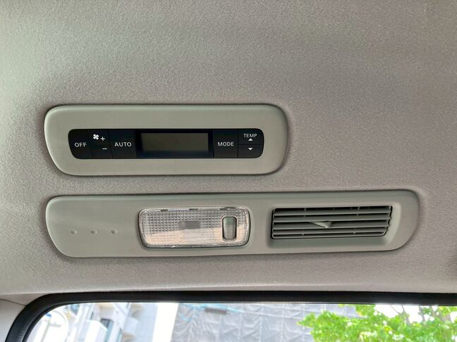 後部座席も空調のスイッチがあるので後ろの席でも快適な快適な空間です。